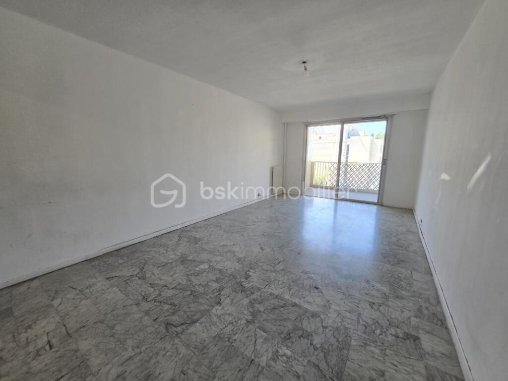 Baisse de prix 313950€ Appartement lumineux avec double balcon et vue mer en cœur urbain – 2 pièces – 1 chambre – 55 m²