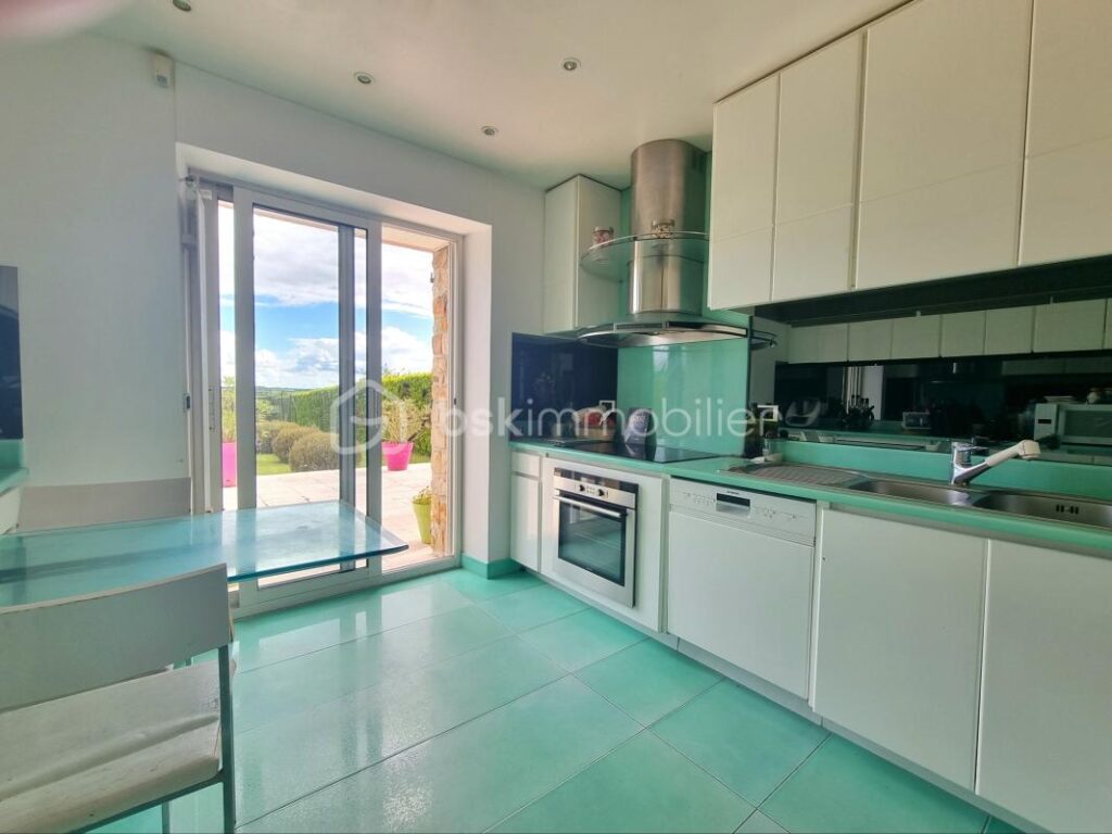 CHARMANTE MAISON EN PIERRE, 8 PIÈCES, 4 CHAMBRES, GARAGE, ANNEXES, PISCINE !!! – 8 pièces – 4 chambres – 245 m²