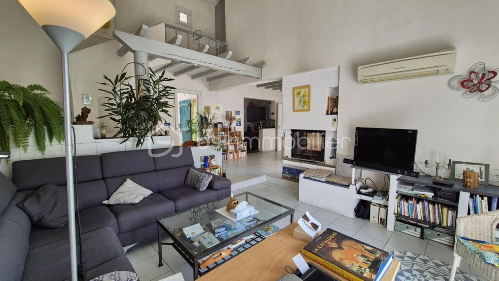 A VENDRE MAISON 3 FACES DE 131M² SUR TERRAIN DE 336M² A CERET – TROIS CHAMBRES – GARAGE – CLIMATISATION REVERSIBLE – VUE SUR LE VALLESPIR – AUCUN VIS A VIS – GARAGE – 6 pièces – 3 chambres – 131 m²