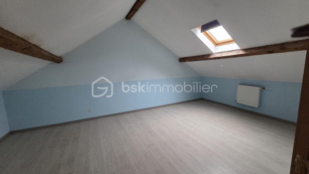 Bogny-sur-Meuse : Ensemble immobilier polyvalent divisé en 2 maisons avec belle vue dégagée sur la Meuse – 7 pièces – 4 chambres – 126 m²