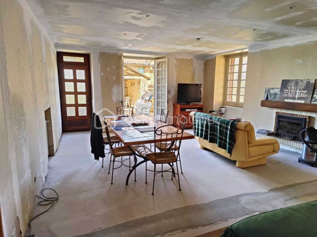 Vends Maison en Plein Cœur du Centre Ville de Belvès avec Terrasse Couverte & Jardin – 4 pièces – 3 chambres – 108 m²