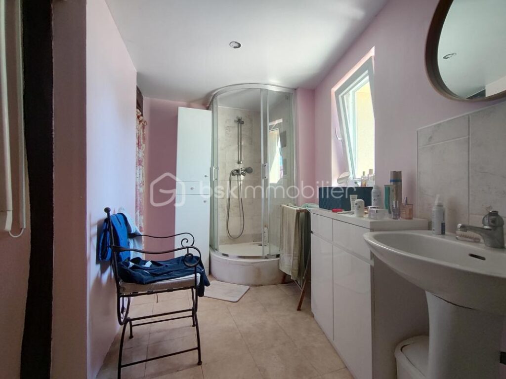 MAISON AVEC PISCINE ET GRAND TERRAIN – 7 pièces – 3 chambres – 200 m²