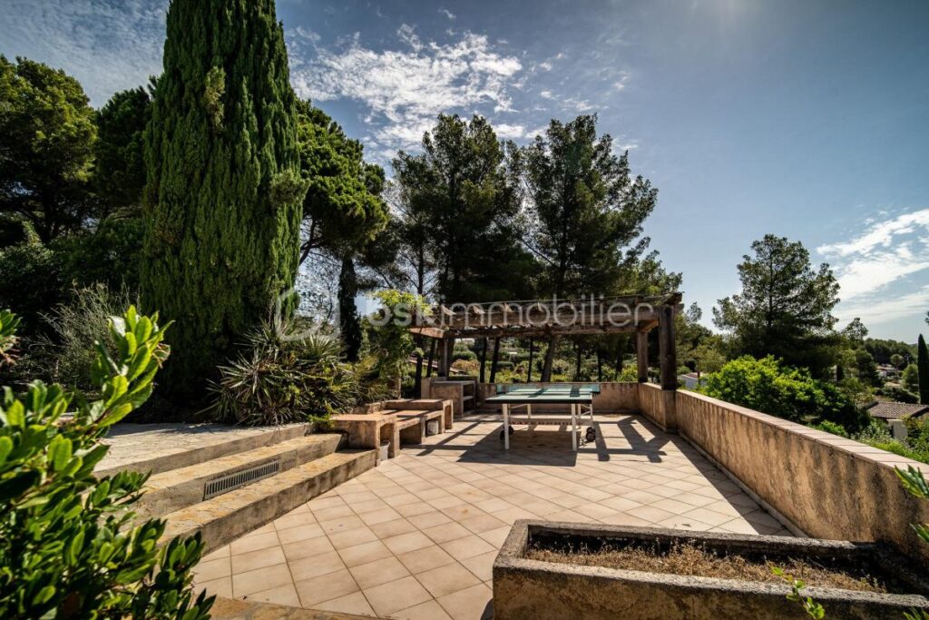 Magnifique propriété avec maison principale, dépendance et maison de gardien – Potentiel d’agrandissement – 11 pièces – 7 chambres – 350 m²