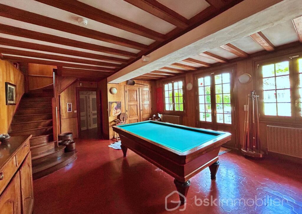 Magnifique propriété de charme du milieu XIXème, offrant 3 maisons pour une surface habitable de 487m2 au total – NR pièces – 12 chambres – 487 m²