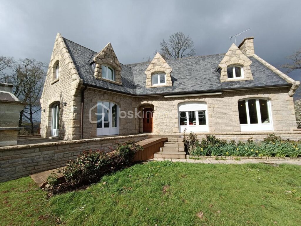 Maison 13 pièces 240m² – 13 pièces – 6 chambres – 240 m²