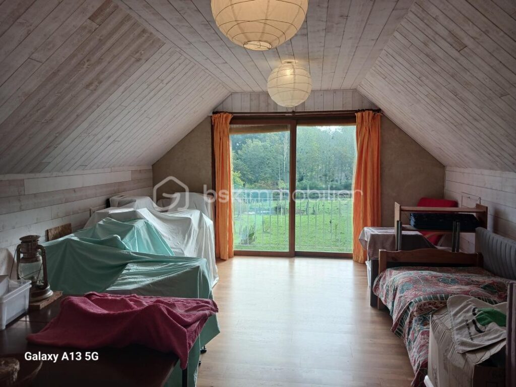 À VENDRE – MAISON ÉCOLOGIQUE & ATYPIQUE POUR AMOUREUX DE LA NATURE – 7856 m² DE TERRAIN – 8 pièces – 5 chambres – 212 m²