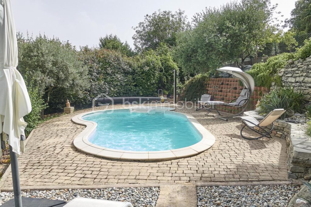 Magnifique villa provençale au cœur d’un écrin de verdure – 7 pièces – 4 chambres – 158 m²