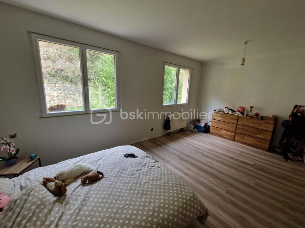 Superbe maison de 167m² sur 2 niveaux à finir de rénover!! Un terrain de 2825m² et une source.. Une grange attenante – 6 pièces – 4 chambres – 167 m²