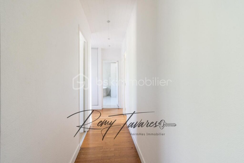 Maison de 185 m2 avec un terrain de 1300 m2 – 6 pièces – 3 chambres – 185 m²