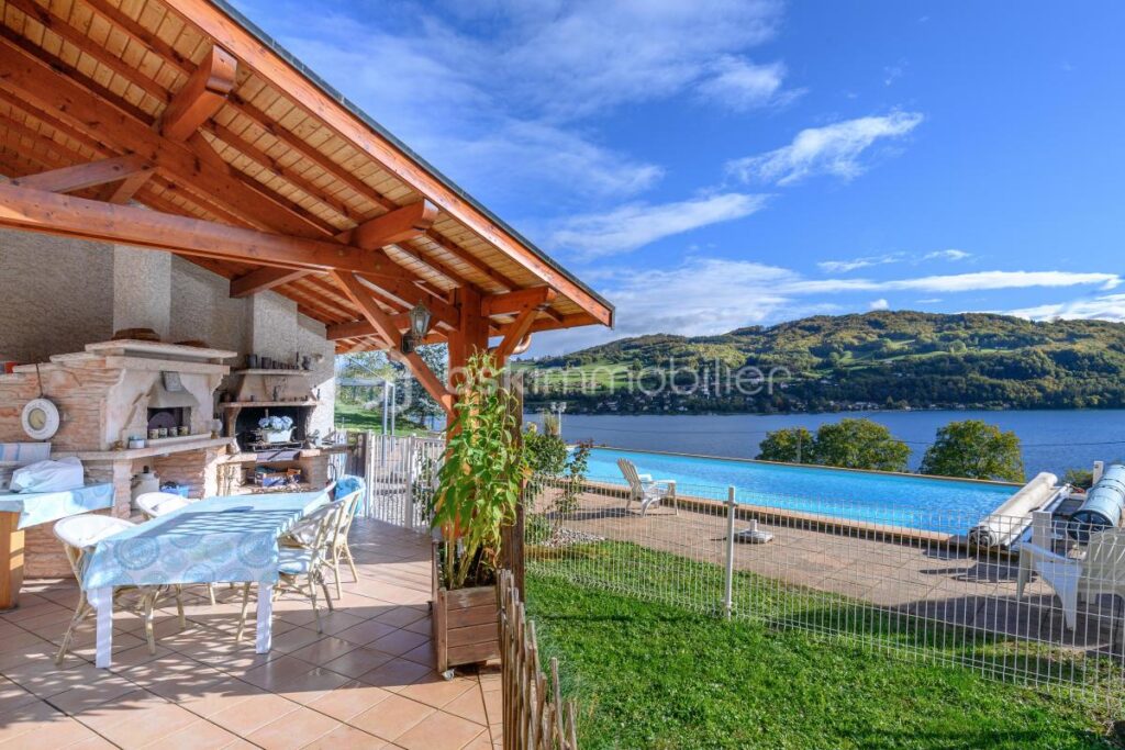 Maison d’environ 230 m² habitables, vue sur lac – 7 pièces – 6 chambres – 230 m²