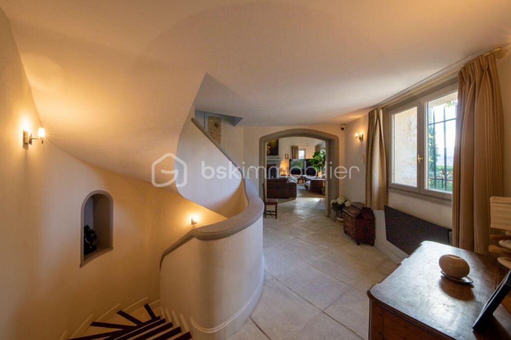 Saint Paul de Vence belle propriété au calme 6 chambres – 10 pièces – 6 chambres – 490 m²