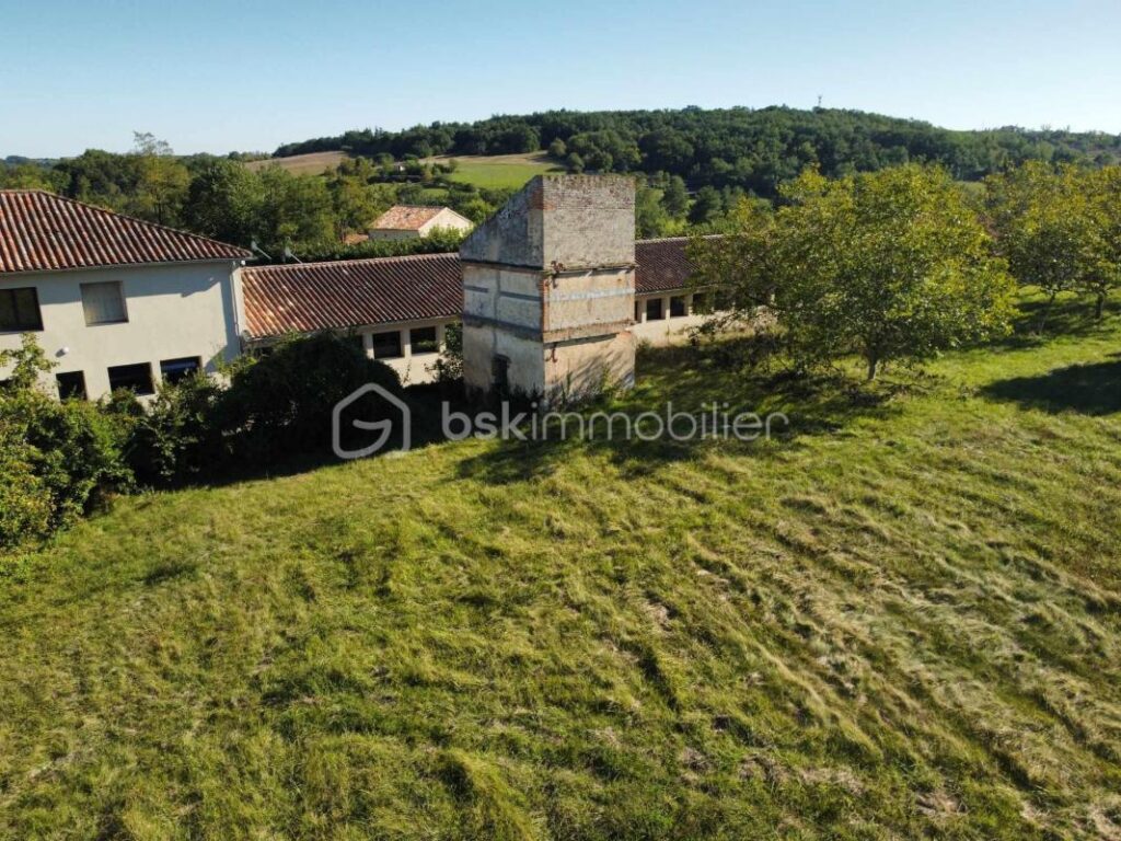 Vivez l’élégance intemporelle dans une maison historique d’Auvillar – 8 pièces – 4 chambres – 488 m²