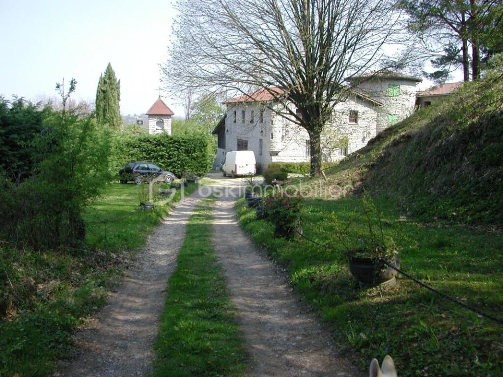 Authentique Corps de Ferme du 18ème Siècle et Terrain de 2,3 Hectares – 13 pièces – 6 chambres – 600 m²