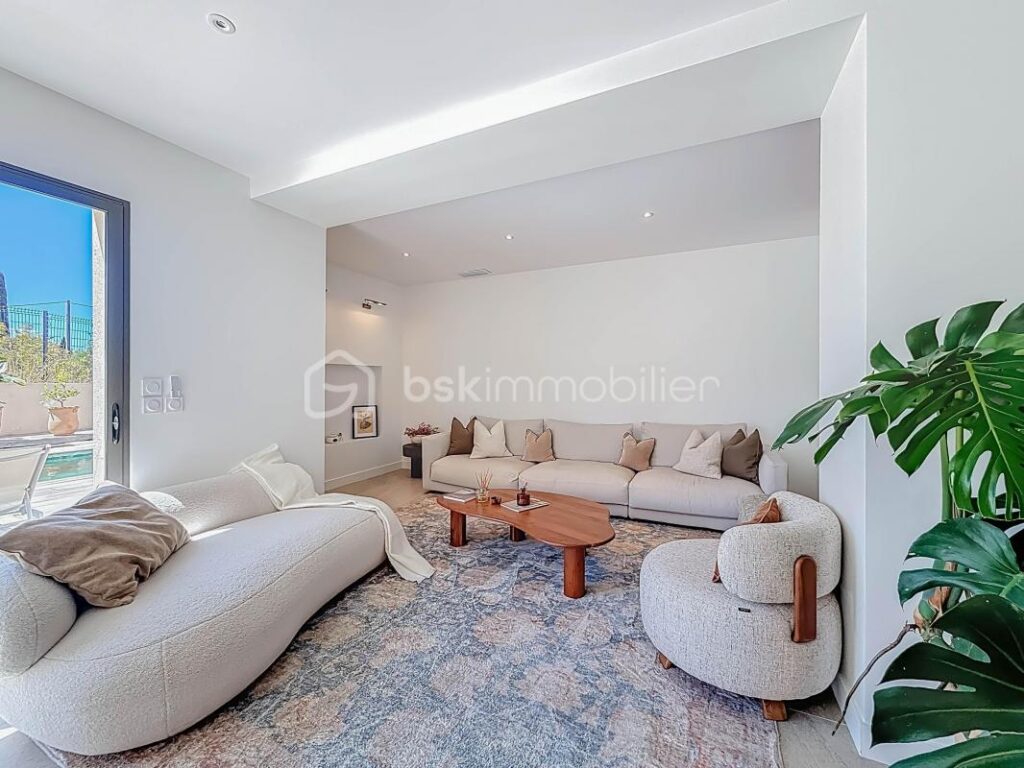 *** VILLA CONTEMPORAINE DE 240 M² SUR 1000 M² AVEC BUREAUX DE 106 M² ET HANGAR DE 200 M² – MONTARNAUD *** – 8 pièces – 4 chambres – 346 m²