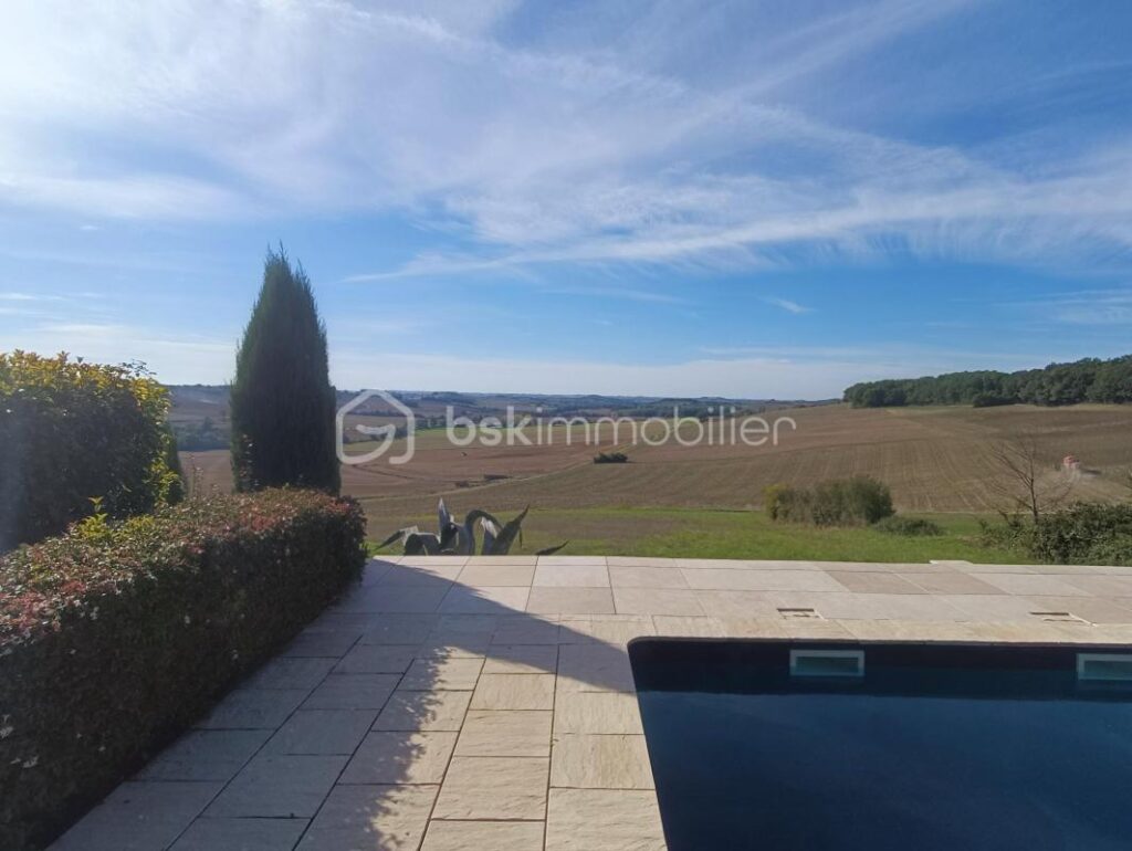 Maison de charme avec vue panoramique et piscine d’exception – 5 pièces – 2 chambres – 118 m²