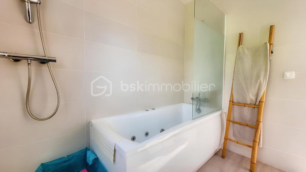 MAISON CONTEMPORAINE DE 160 M² DE SURFACE UTILE – VAUX-SUR-SEINE – 6 pièces – 4 chambres – 132 m²