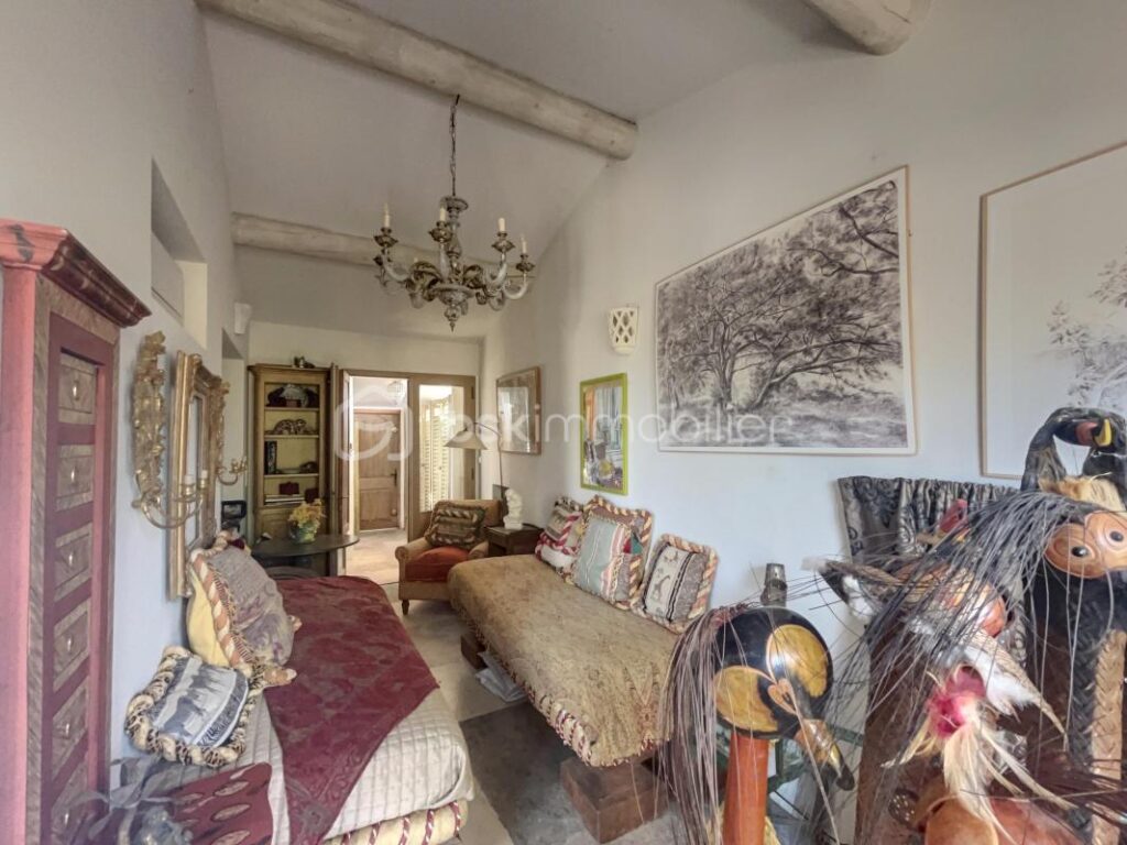 Ménerbes – Exceptionnelle Propriété avec Vues à 360° – Maison Principale, Pigeonnier & Jardin Piscine – 8 pièces – 3 chambres – 176 m²