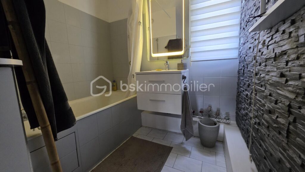 Appartement F3 – 75 m2 – jardin – cave – box privatif – vue LAC – 3 pièces – 2 chambres – 75 m²