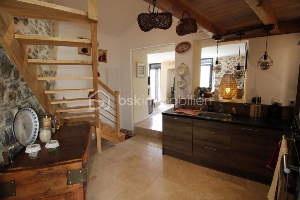 Maison de village en bord de rivière – 9 pièces – 3 chambres – 150 m²