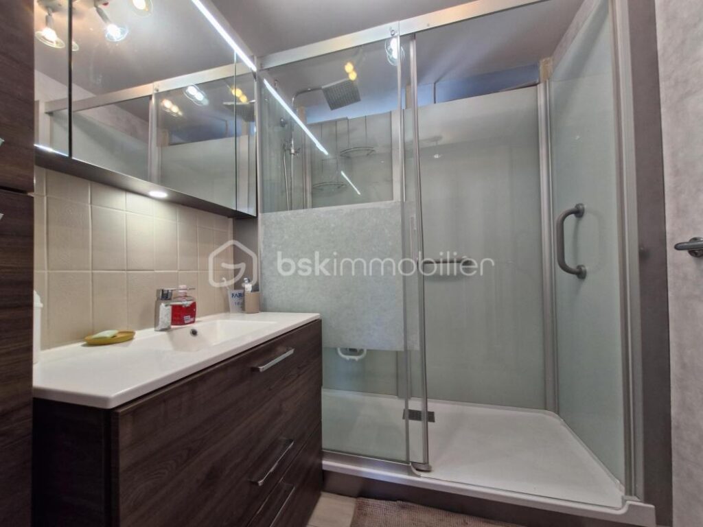 Appartement F3 80m² avec balcon et cave – 3 pièces – 2 chambres – 80 m²