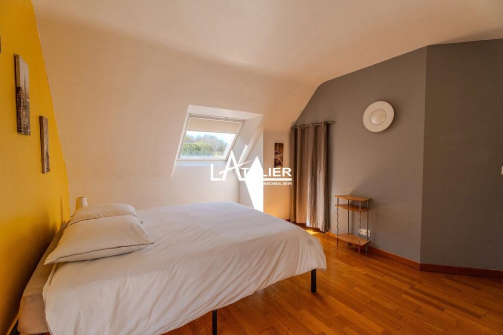 Villa de standing avec jardin luxuriant, intimité préservée – 9 pièces – 7 chambres – 283 m²