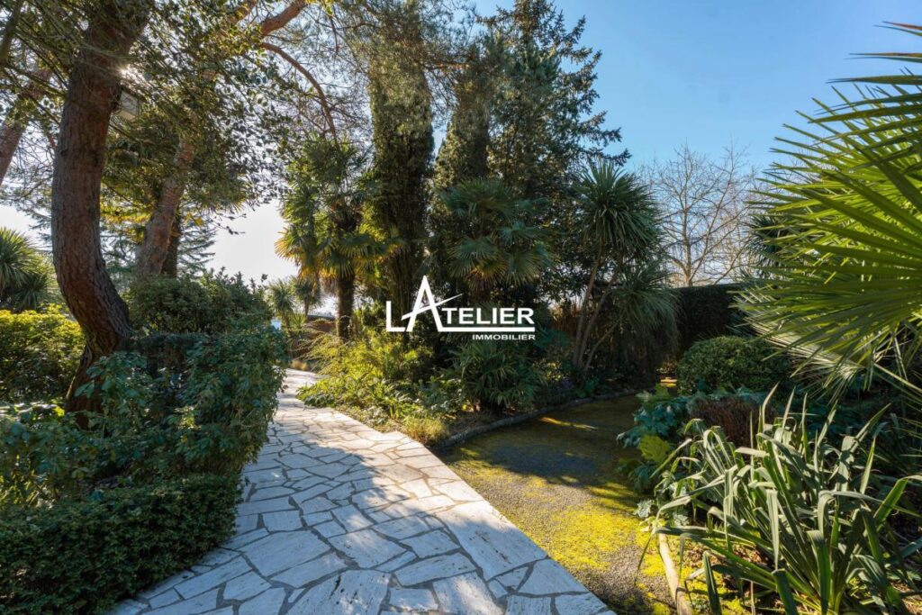 Propriété unique, prairies, carrière et box chevaux – 6 pièces – 5 chambres – 173 m²