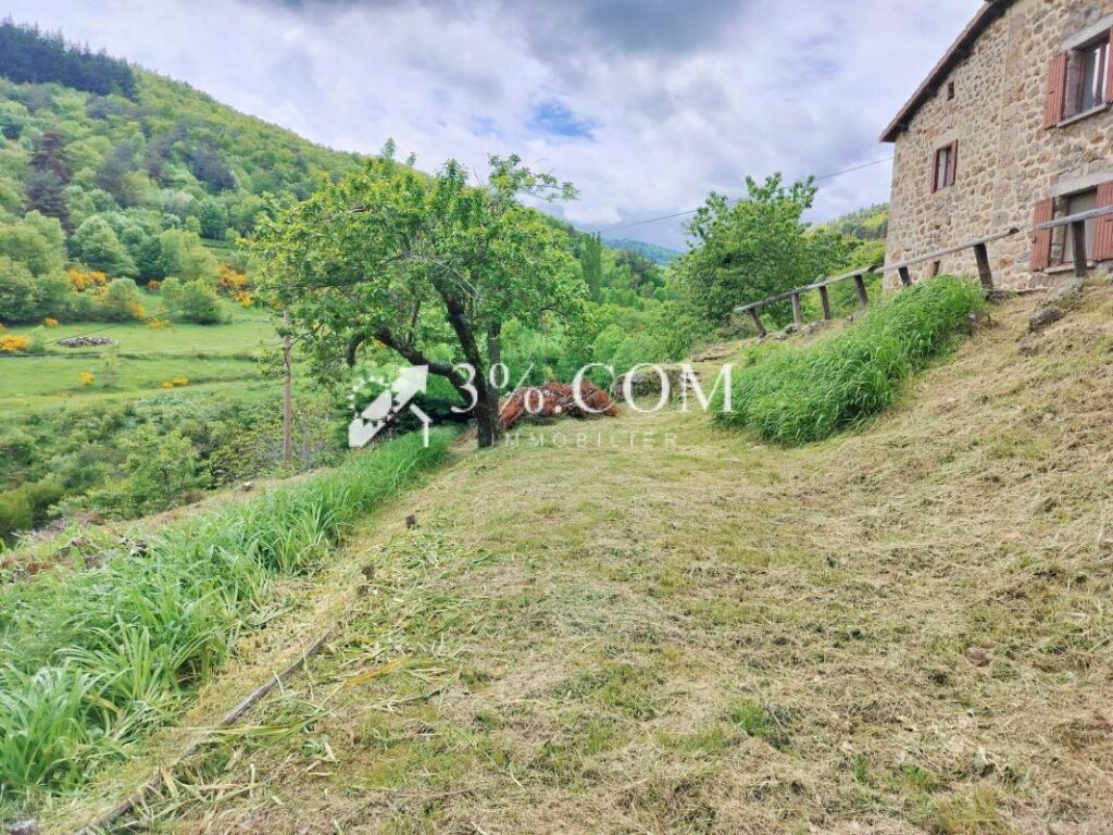 Propriété en pierre de 195m2 habitables et toutes ses dépend – 8 pièces – 5 chambres – 195 m²