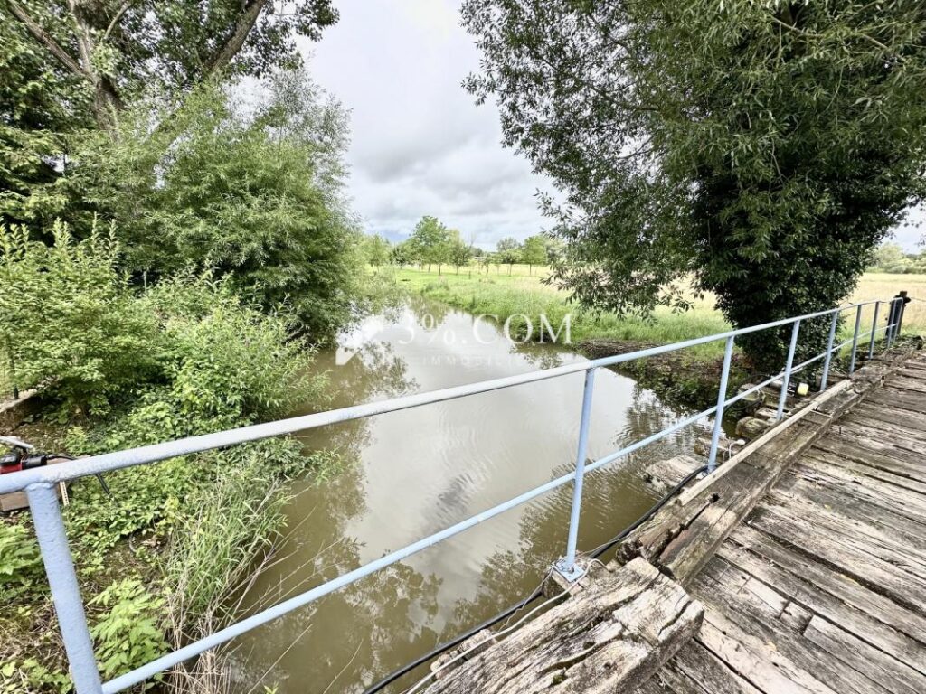 MAISON DE VILLAGE 300 M2 – TERRAIN 8.5 HECTARES – BOX POUR C – 12 pièces – 5 chambres – 300 m²