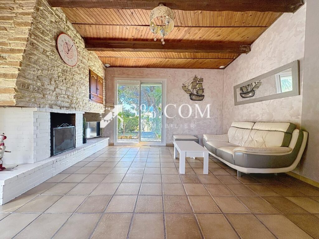 Charmante Maison de 178 m2 +Local professionnel de 150 m2 d – 8 pièces – 4 chambres – 178 m²