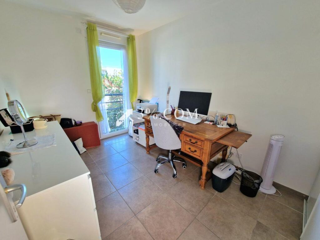 Appartement récent avec piscine et deux parkings – 3 pièces – 2 chambres – 61 m²