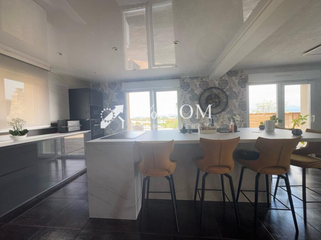 3%COM Belle maison avec vue panoramique – terrasse- piscine – 5 pièces – 3 chambres – 125 m²