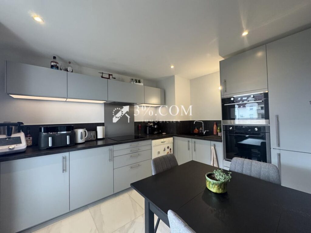 3%COM beau F3 avec terrasse et 2 places de parking- cave – 3 pièces – 2 chambres – 73 m²