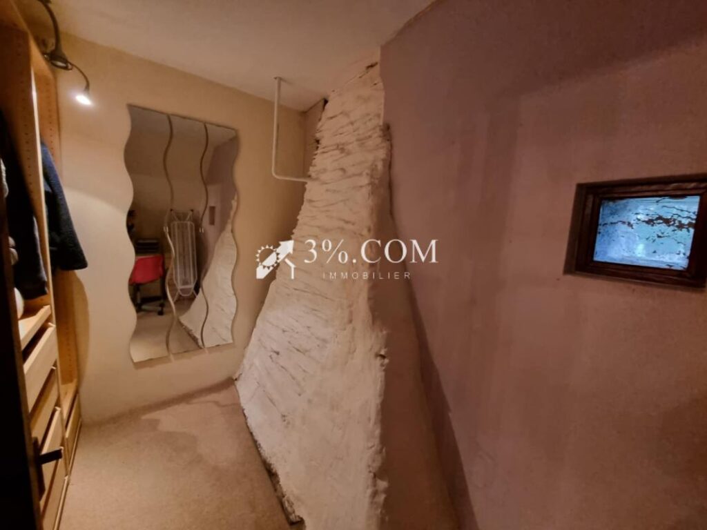 Jolie maison en pierres avec petite dépendance – 5 pièces – 3 chambres – 107 m²