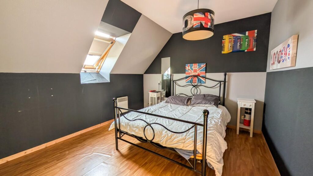 Pavillon individuel de 2000 – 3/4 Chambres – Terrain 1645 m² – 6 pièces – 4 chambres – 92 m²