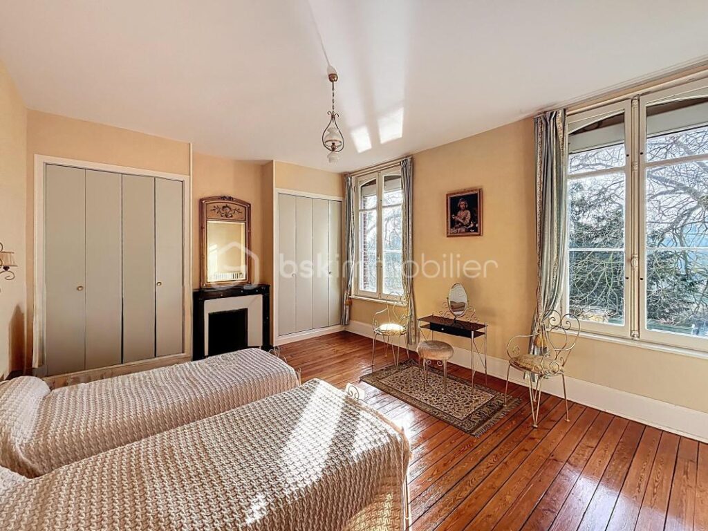 MAISON DE CARACTERE AVEC DEPENDANCE ET PARC ARBORE – 10 pièces – 6 chambres – 335 m²