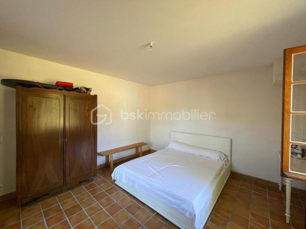 Maison en pierre de charme – 2 ch – Dépendances – 7 000 m² – 3 min de Cozes – 4 pièces – 2 chambres – 106 m²