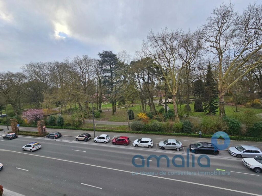 Appartement 3 pièces – 65m² dans résidence R+3 avec ascenseur, place de parking privative et cave – 3 pièces – 2 chambres – 65 m²