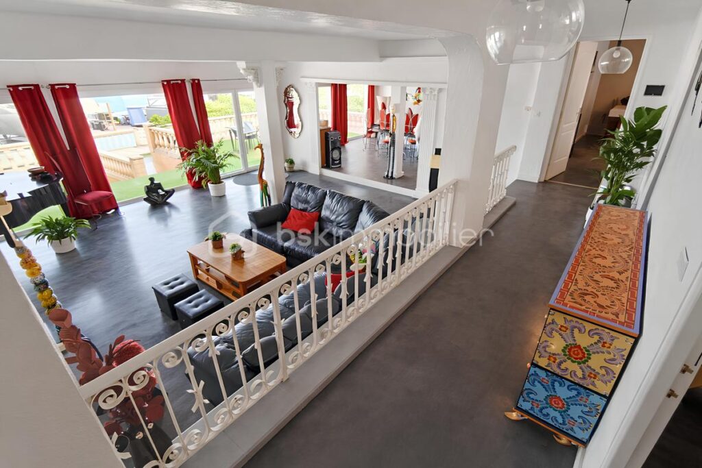 VILLA DE PLAIN-PIED VUE MER – 167 m² – TERRASSES – PISCINE – ROOF-TOP – À 50 MÈTRES DE LA MER – PROCHE PLAGES DES SABLETTES – 3 CHAMBRES + DÉPENDANCE – 599 000 € – 6 pièces – 4 chambres – 167 m²
