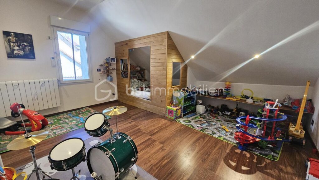 Maison 154 m² habitable + studio en sous sol ( à rénover entièrement ) – 6 pièces – 4 chambres – 154 m²