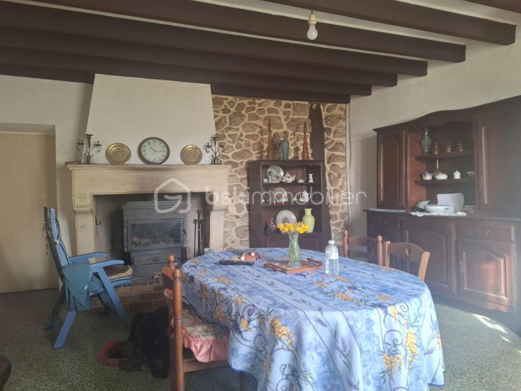 Corps de ferme en partie habitable – 500 m² sur terrain de 3000 m² – 6 pièces – 2 chambres – 109 m²