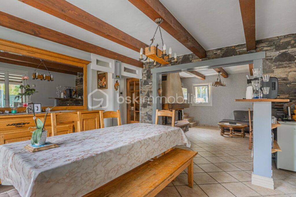 Maison familiale avec studio indépendant et grande véranda – Sallanches – 7 pièces – 4 chambres – 268 m²