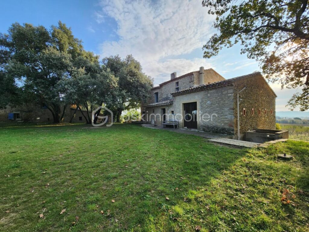 Bâtisse en pierres du 16ème siècle avec vue imprenable sur la Sainte-Victoire, proche de Lourmarin – 13 pièces – 6 chambres – 400 m²