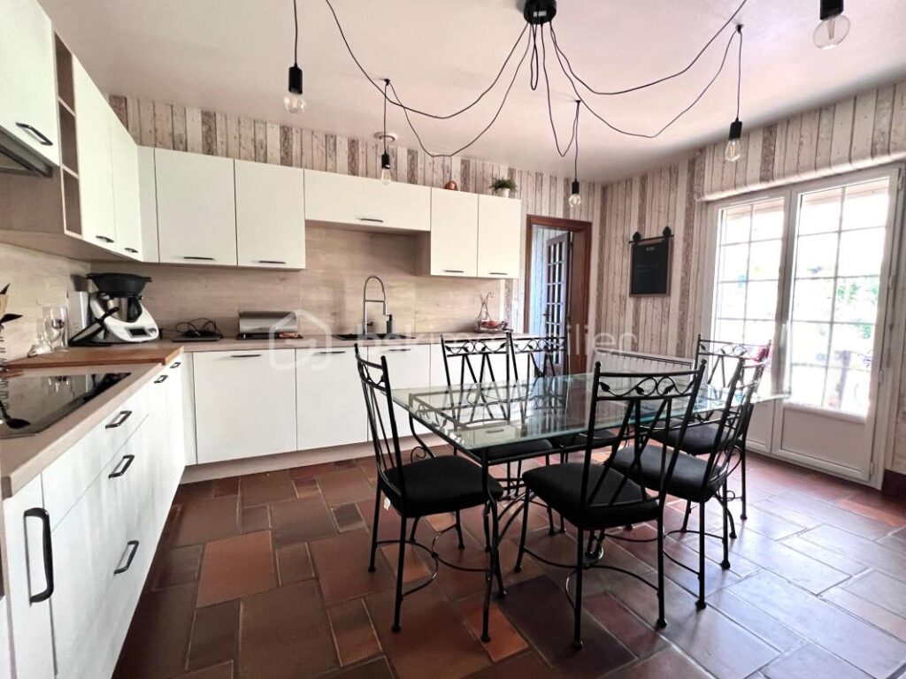 Propriété dans un environnement boisé – 8 pièces – 6 chambres – 236 m²