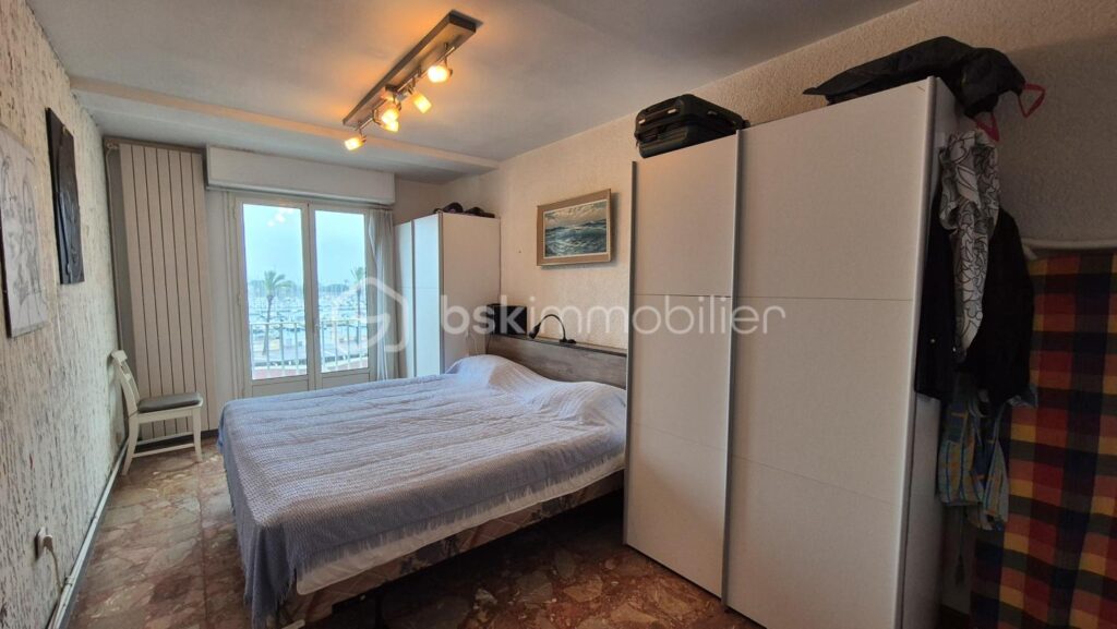 A VENDRE APPARTEMENT T3 DE 56M² A SAINT CYPRIEN PLAGE – COTE PORT – VUE MER ET PORT DE PLAISANCE – DEUX CHAMBRES – LOGGIA – PARKING PRIVE – CAVE INDIVIDUELLE – ASCENSEUR – 3 pièces – 2 chambres – 56 m²