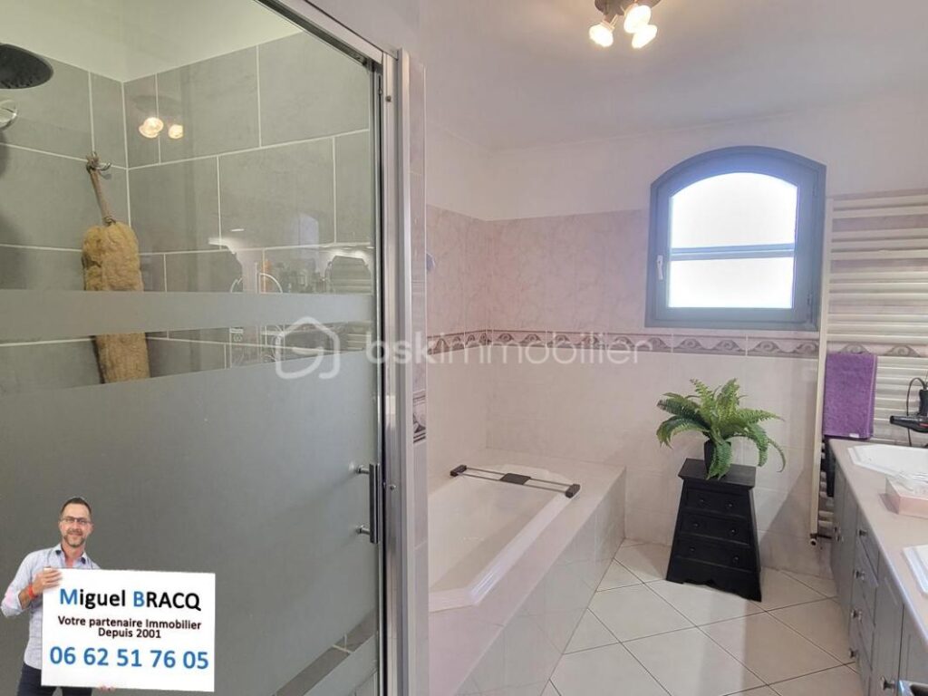 Exclusivité – Dans le village prisé de Poilhes, belle Languedocienne de plain pied sur 1000 m² de terrain avec piscine – 4 pièces – 3 chambres – 135 m²