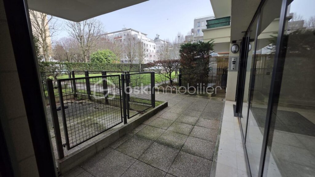 Appartement lumineux au cœur de la ville avec parking privé – 3 pièces – 2 chambres – 64 m²