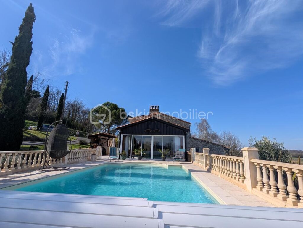 Propriété en pierre 7 pièces de 215m2 avec vue sur les vignes à VILLEGOUGE – 7 pièces – 4 chambres – 215 m²