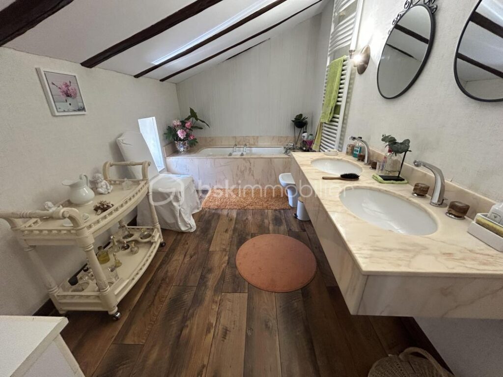 MAGNIFIQUE PROPRIÉTÉ EN PIERRES – DEPENDANCE- PISCINE – GARAGE – 8 pièces – 6 chambres – 297 m²