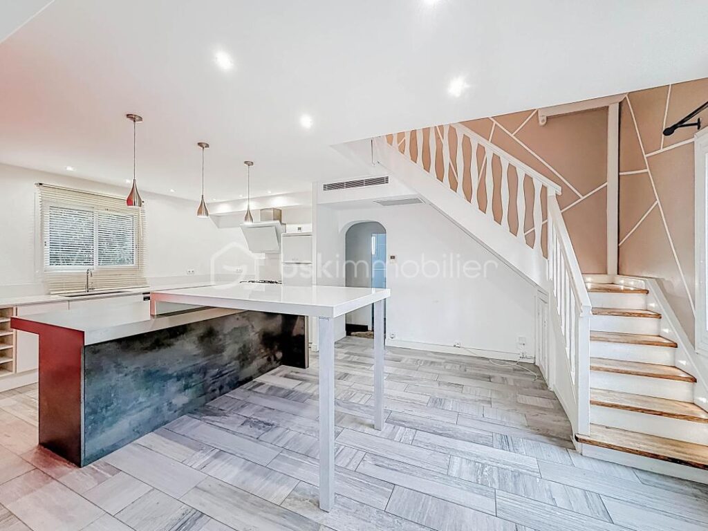 *** Villa T5 de 140m2 sur un terrain de 550m2 avec piscine et vue étangs à PALAVAS *** – 5 pièces – 4 chambres – 140 m²