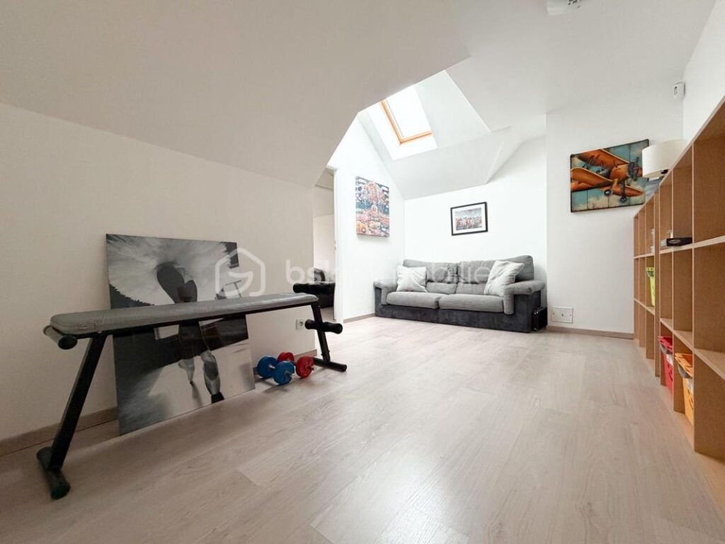 SPACIEUSE MAISON INDEPENDANTE! – 8 pièces – 5 chambres – 150 m²